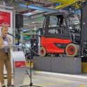 Linde Material Handling отпразнува излизането от производство на 750 000-ната си машина. Linde Material Handling отпразнува излизането от производство на 750 000-ната си машина.